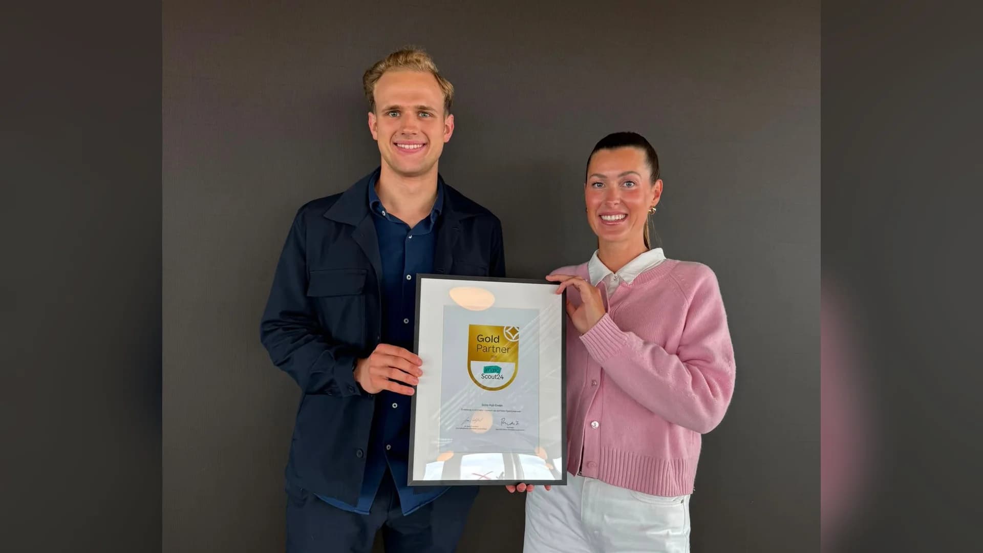 Unser Student Carl (links) mit der Gold-Partner-Urkunde von ImmoScout24