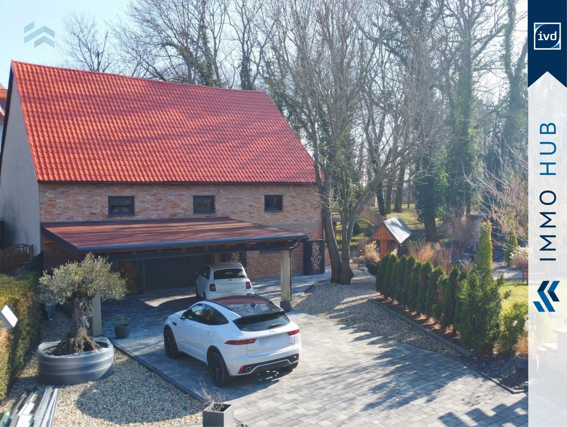 Einfahrt + Hinterhaus