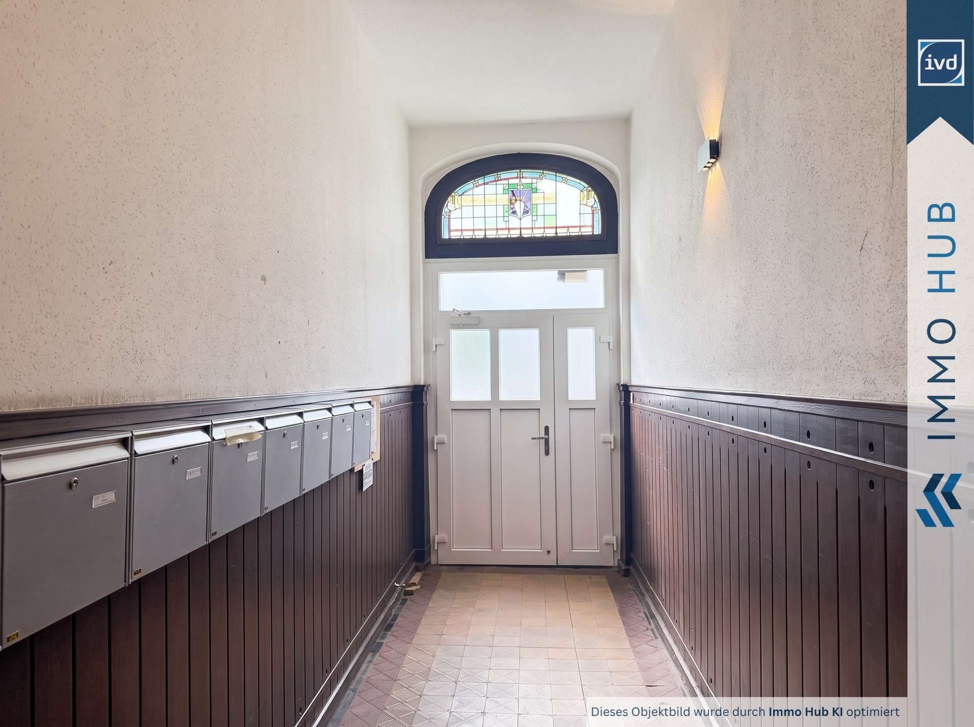 Hauseingang mit Briefkastenanlage