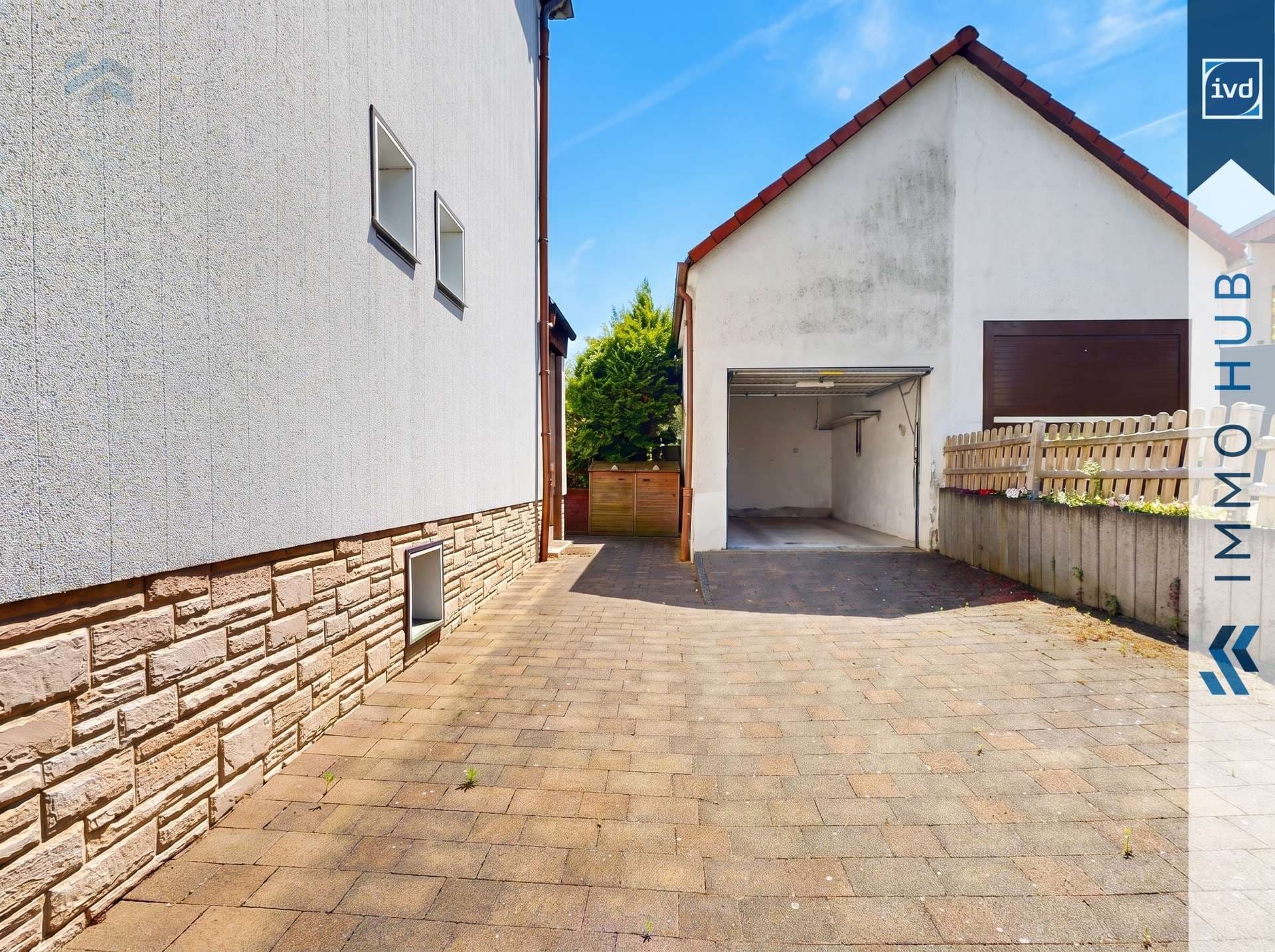 Einfahrt und Garage