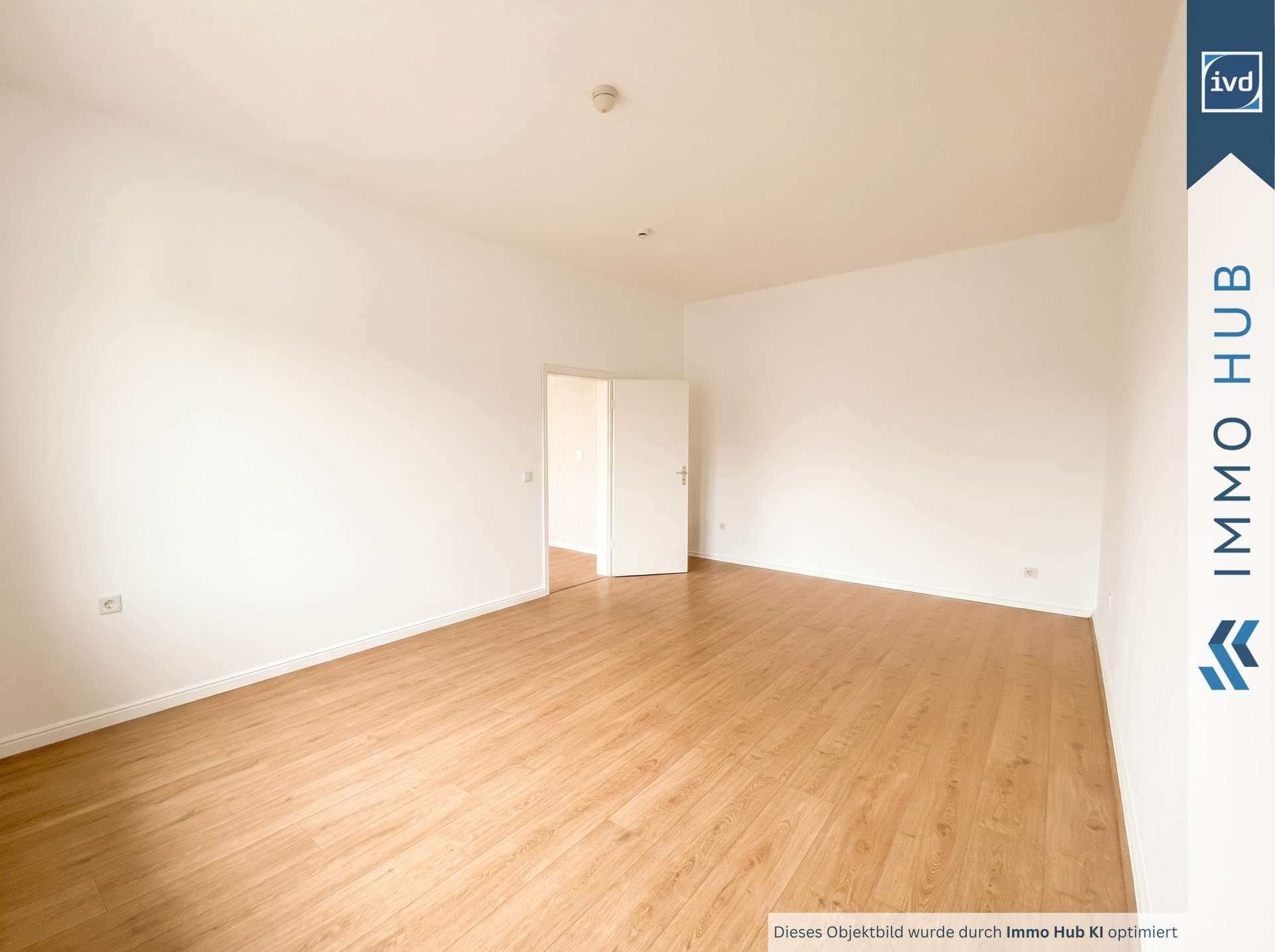 Wohnzimmer der sanierten Musterwohnung im Haus