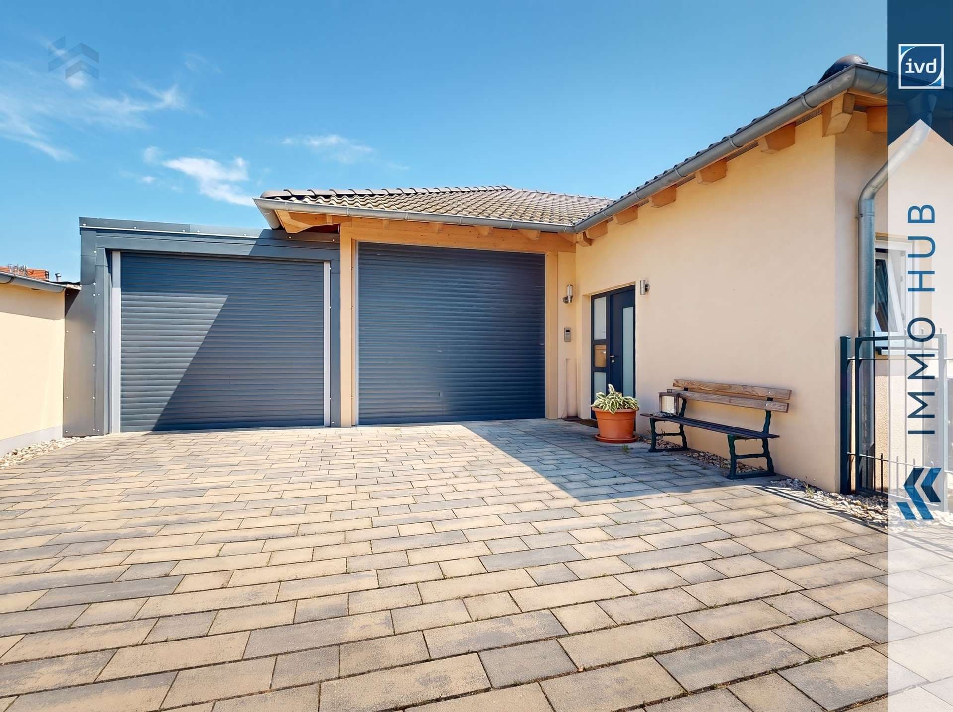 Einfahrt mit Garage